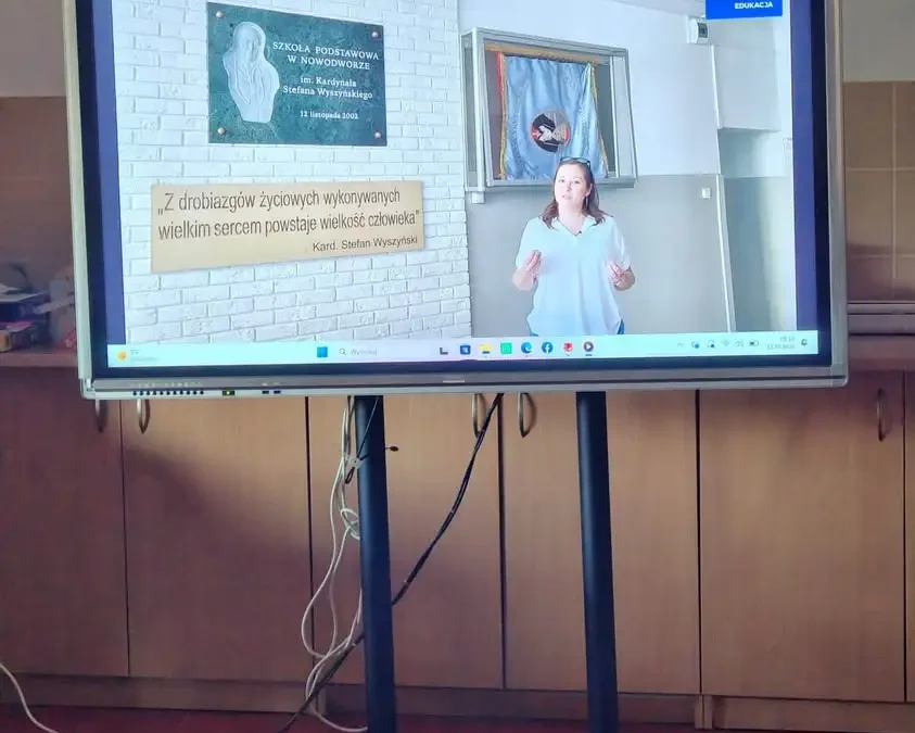 Pierwszoklasiści odkrywają matematykę w szkolnych korytarzach