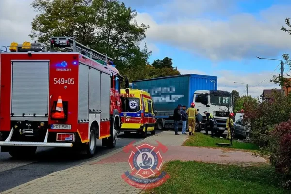 Zderzenie auta osobowego z ciężarowym na DW450 w Zamościu – akcja służb