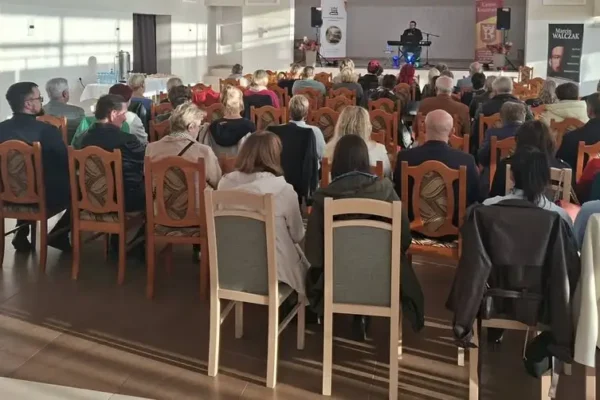 Muzyczna podróż w czasie w Kraszewicach – koncert Marcina Walczaka podczas Nocy Bibliotek