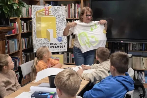 Noc Bibliotek w Doruchowie: uczniowie tworzyli okładki i odkrywali pracę bibliotekarza